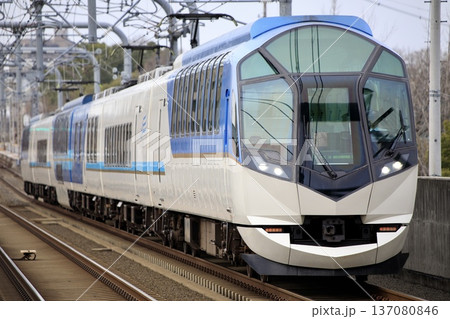 近鉄名古屋線を走る観光特急しまかぜ 近鉄名古屋線を走る観光特急しまかぜ 137080846