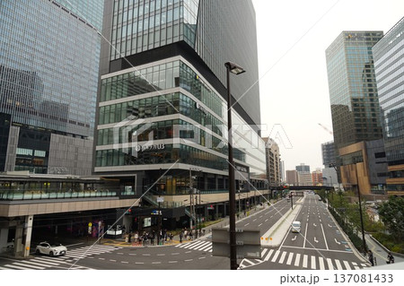 大阪駅前の風景 137081433