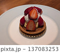 お皿にのったイチゴのタルト 137083253