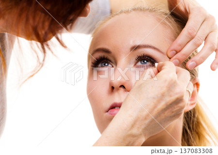 Makeup artist apply make up 137083308