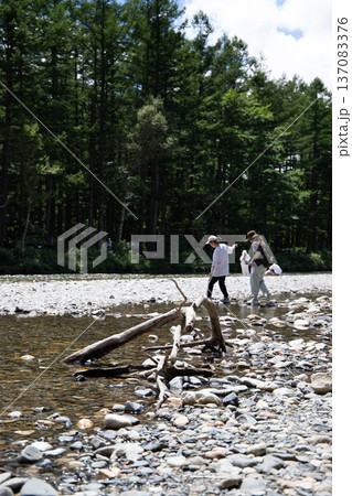 河原で遊ぶ親子 河原で遊ぶ親子 137083376