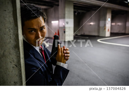 駐車場で銃構える男 137084826