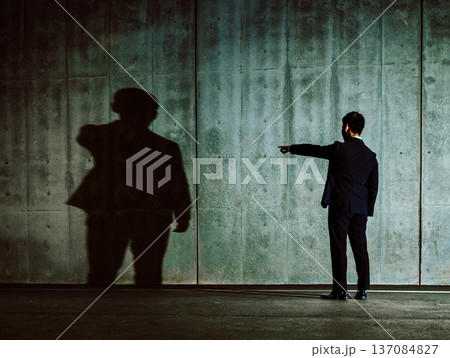 影と指差す背広姿 137084827