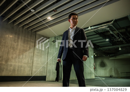 スーツ男性が地下駐車場 137084829