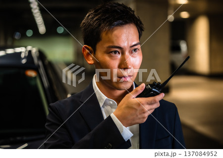 警備員 無線で連絡 警備員 無線で連絡 137084952