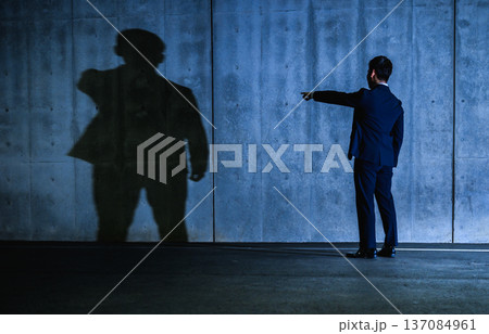 影と対峙するスーツ姿 137084961