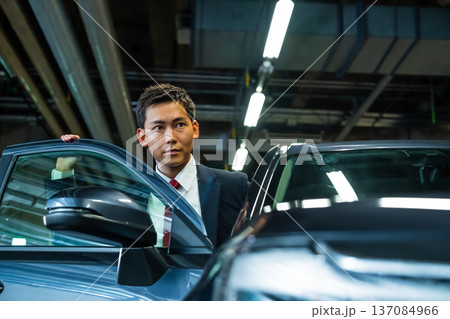 男性が車に乗る 男性が車に乗る 137084966