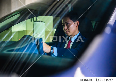 車内から見つめる男性 車内から見つめる男性 137084967