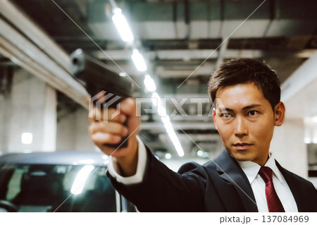 駐車場で銃を構える 駐車場で銃を構える 137084969