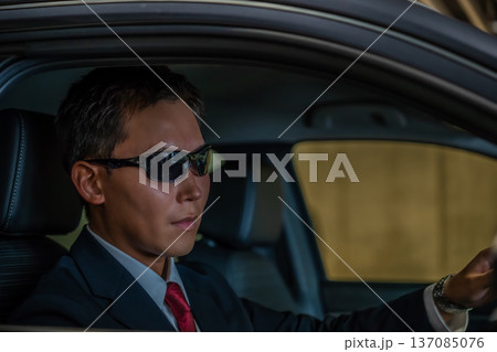 運転席のスーツ男性 運転席のスーツ男性 137085076