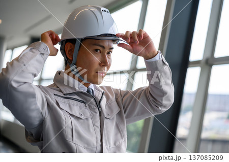 作業員がヘルメット装着 137085209