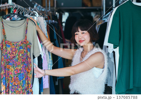 古着店舗のラックを整える若い女性スタッフ 137085788
