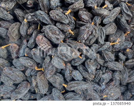 Close up dried black grapes seedless raisins 137085940