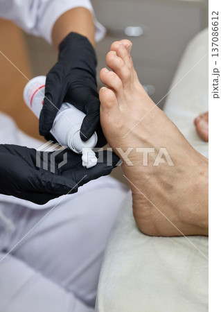Foot care treatment with moisturizing cream 137086612