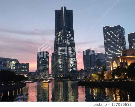万国橋から見るみなとみらいの夜景 万国橋から見るみなとみらいの夜景 137086658