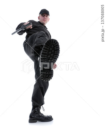 Police officer in action Police officer in action 137088005