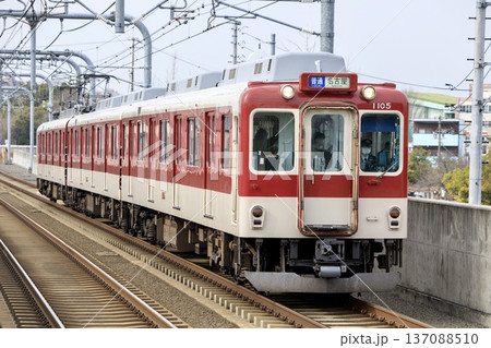 近鉄名古屋線を走る1000系普通電車 137088510