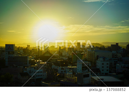 夕焼け　都市風景　シルエット　黄金色　街並み 137088852