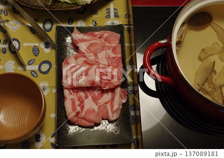 しゃぶしゃぶ用の綺麗な色の生の豚肉 137089181