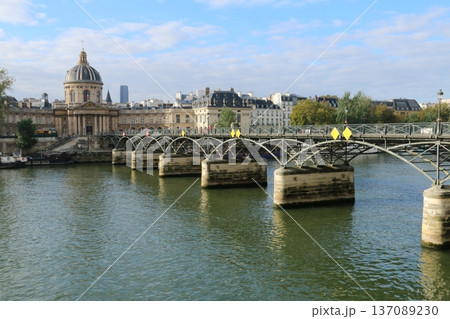 セーヌ川かかる美しいポン・テ・ザール橋 137089230