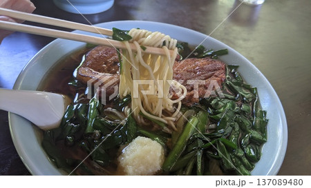 ニラとスペアリブの入ったスタミナラーメン ニラとスペアリブの入ったスタミナラーメン 137089480