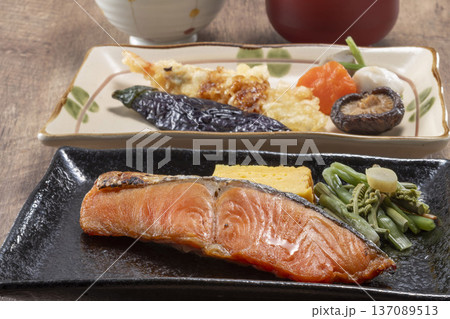 新鮮で美味しい焼鮭の食事 137089513