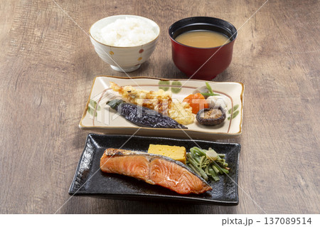 新鮮で美味しい焼鮭の食事 新鮮で美味しい焼鮭の食事 137089514