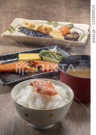新鮮で美味しい焼鮭の食事 137089525