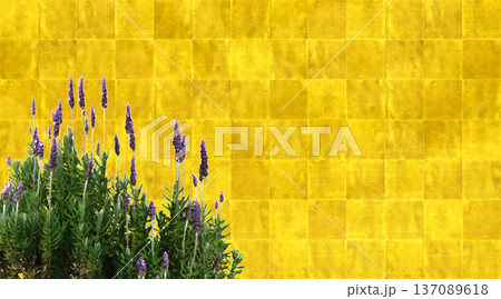エレガントなラベンダーの花が咲く、日本画風の金屏風アート エレガントなラベンダーの花が咲く、日本画風の金屏風アート 137089618