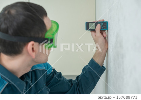 The master uses a laser tape measure.  137089773