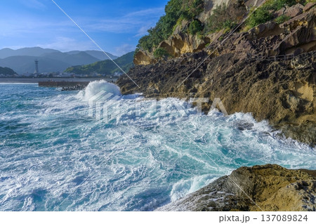 世界遺産 鬼ヶ城で見た太平洋の荒波と切り立った断崖絶壁 自然のダイナミズム 137089824