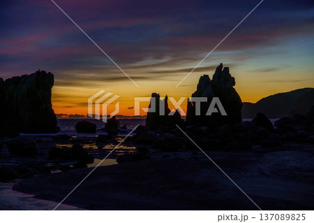朝焼けに染まる幻想的な橋杭岩の情景 137089825
