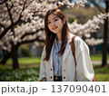 桜と若い女性 137090401