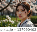 桜と若い女性 137090402