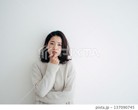悩む日本人女性 30代 ポートレート 白背景 上半身 137090745