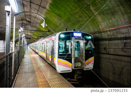 上越線 土合駅　下り線地下ホームに停まる列車 137091155