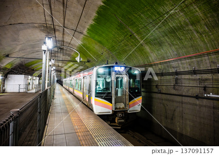 上越線 土合駅　下り線地下ホームに停まる列車 137091157
