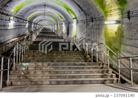 上越線 土合駅　下り線地下ホームの階段 137091190