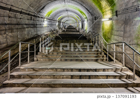 上越線 土合駅　下り線地下ホームの階段 137091193