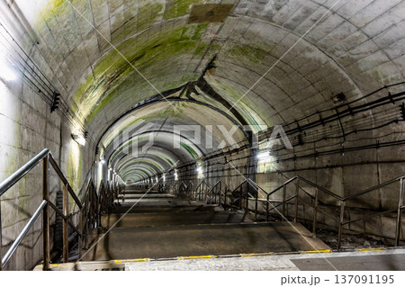 上越線 土合駅　下り線地下ホームの階段 137091195