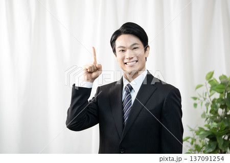 人差し指を立てるビジネスマン 人差し指を立てるビジネスマン 137091254