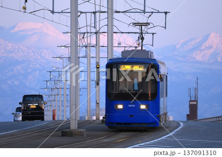 【富山地方鉄道】立山連峰と8000形(市内電車:安野屋〜トヨタモビリティ富山 Gスクエア五福前) 【富山地方鉄道】立山連峰と8000形(市内電車:安野屋〜トヨタモビリティ富山 Gスクエア五福前) 137091310