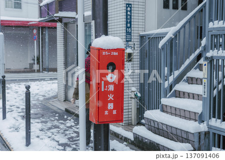 雪が積もった消火器ボックス 冬の住宅街風景 雪が積もった消火器ボックス 冬の住宅街風景 137091406