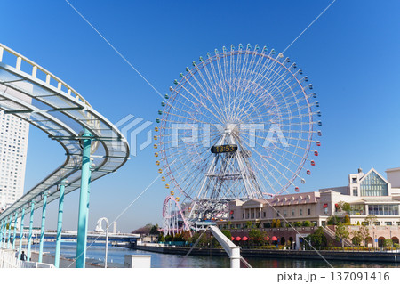 横浜　みなとみらいの運河の風景 137091416