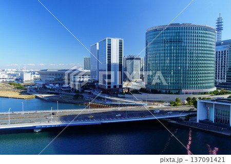 横浜　横浜駅東口周辺のビジネス街 137091421