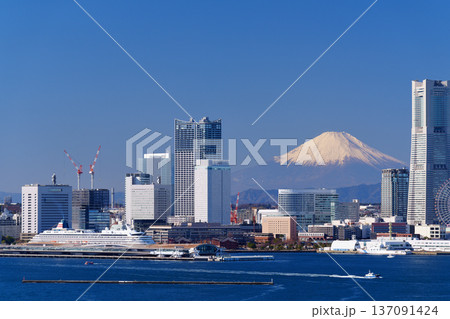 快晴の横浜港 137091424