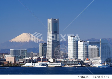 快晴の横浜港 快晴の横浜港 137091425