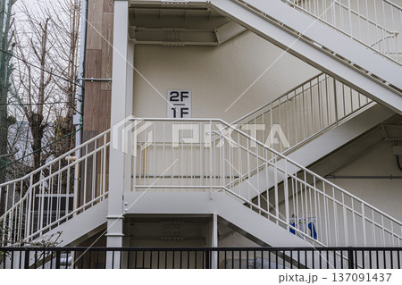 小学校の屋外階段 校舎外観の風景 小学校の屋外階段 校舎外観の風景 137091437