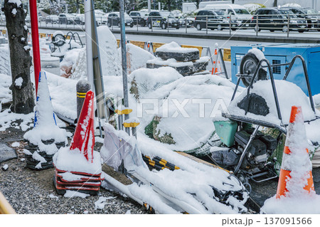 雪が積もった工事現場と工具 冬の道路工事風景 雪が積もった工事現場と工具 冬の道路工事風景 137091566