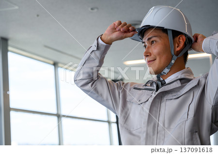 作業員がヘルメット装着 137091618